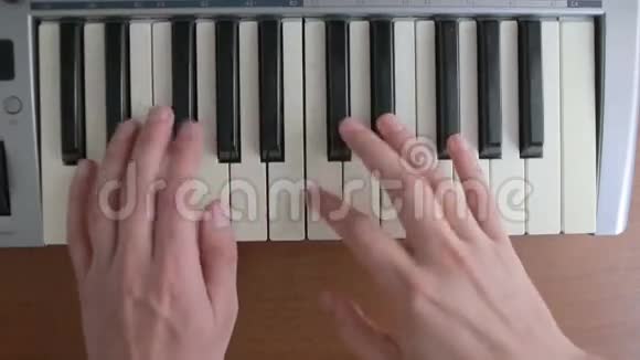 弹钢琴的人右手视频的预览图