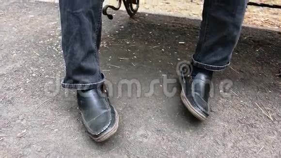 黑色专利皮鞋在露天踩或填充节奏视频的预览图