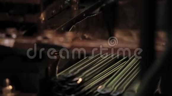 弯曲金属金属片由机器弯曲金属餐具制造金属器皿视频的预览图