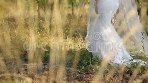 新娘穿着白色婚纱走进苹果树视频的预览图