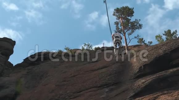 登山者攀登视频的预览图