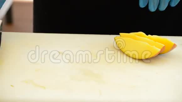 专业厨师手剥芒果果片视频的预览图