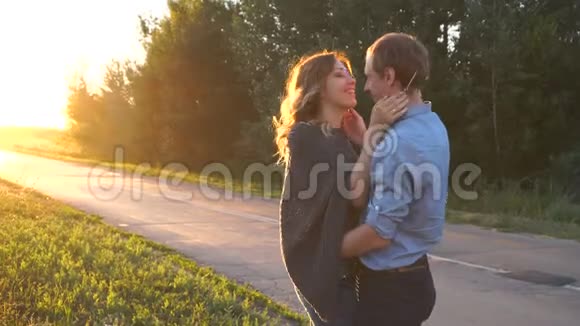 可爱的情侣在日落时接吻视频的预览图