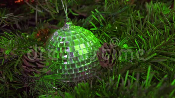 在圣诞树上装饰的花环背景下的新年舞会视频的预览图