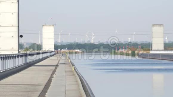 马格德堡水桥著名的Wasserstrasenkreuz视频的预览图