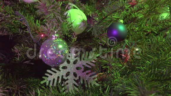 以新年舞会装饰的圣诞树视频的预览图