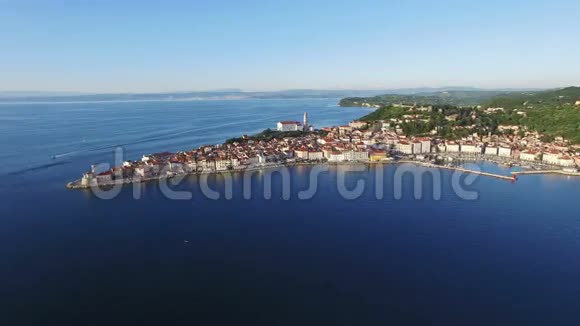 飞越斯洛文尼亚的老城市皮兰鸟瞰圣乔治教区教堂堡垒和大海视频的预览图