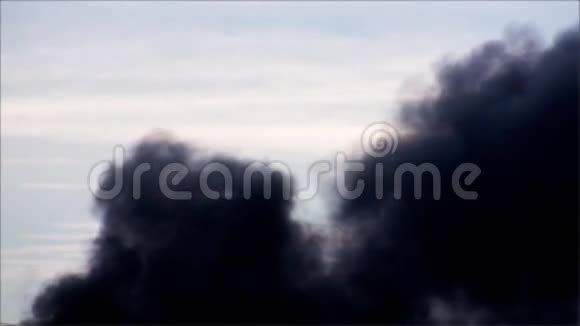 天空中的烟雾模糊的背景视频的预览图