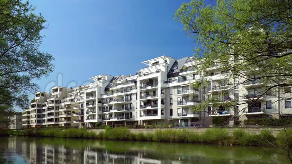 法国阿尔萨斯斯特拉斯堡湖上新的现代化公寓视频的预览图