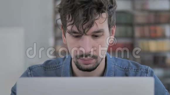 关闭青年男子在办公室电脑打字视频的预览图