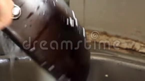 家务活清理煎锅视频的预览图