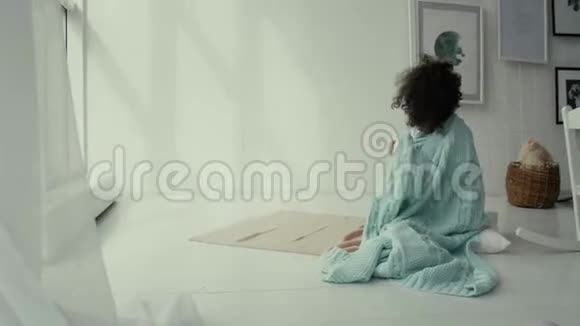 女孩把毯子放在地板上视频的预览图