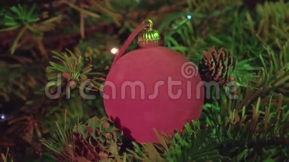 以圣诞树上装饰的花环为背景的红色新年舞会视频的预览图