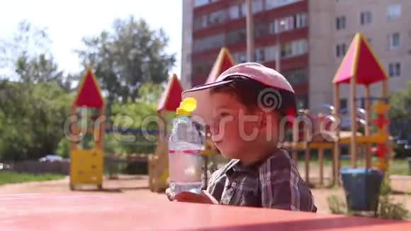 戴帽子的小男孩在喝水视频的预览图