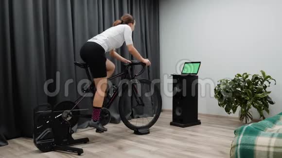 室内家居骑行训练家庭智能自行车教练健身锻炼单车概念视频的预览图