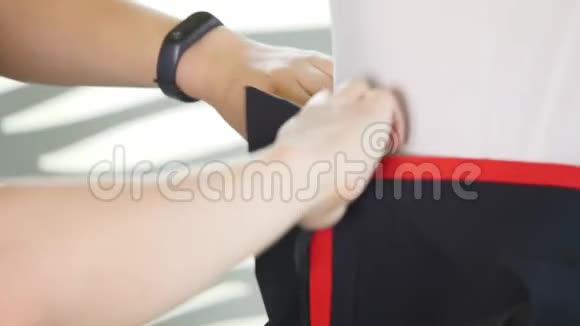 美容院穿着真空西装的女人减肥的抗纤维素方案肌肉刺激视频的预览图