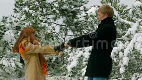 冬季公园有乐趣的年轻浪漫情侣视频的预览图