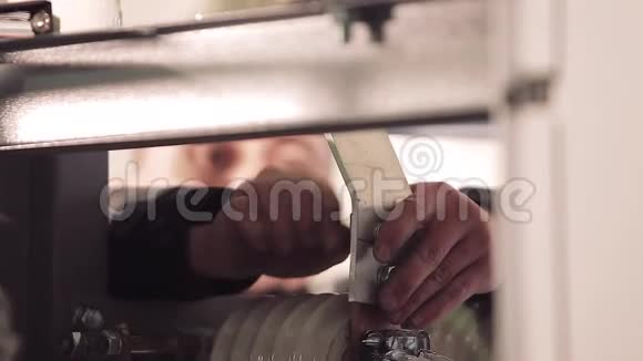 安装机器工具的人的手的特写视频的预览图