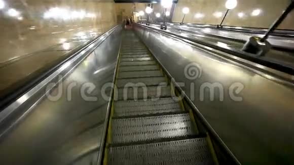 自动扶梯将乘客送到地铁视频的预览图