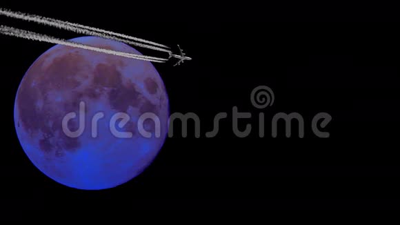 满月和飞机喷气式飞机一时间一的流逝运动视频的预览图
