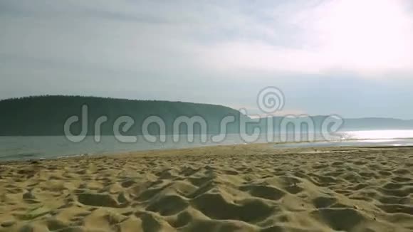 日落时分两个年轻女子在沙滩上跑来跑去跳来跳去的剪影友谊暑假视频的预览图