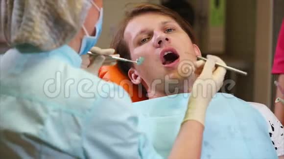 牙科检查程序男性病人和女性牙医视频的预览图