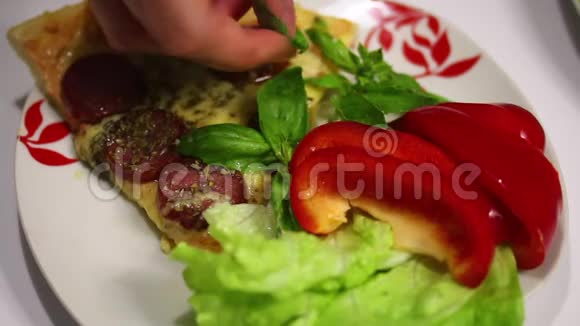这位女士用开胃菜做的披萨装饰视频的预览图