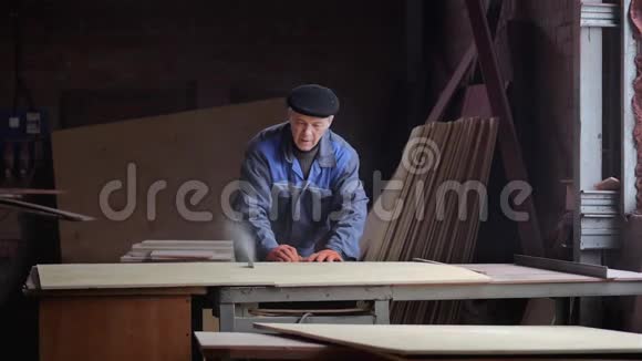 工人用圆锯切割木胶合板视频的预览图