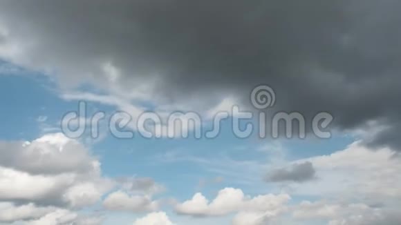 天空变得更轻云彩在蓝天上飞快地飞舞视频的预览图