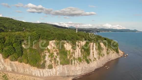 海边的岩石海岸线空中录像拍摄视频的预览图