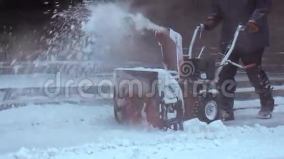 雪地机清理公园的跑道视频的预览图