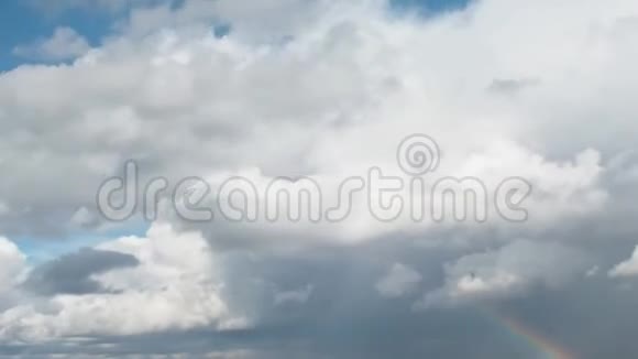 蓝天美丽的积云飞过天空黄昏视频的预览图