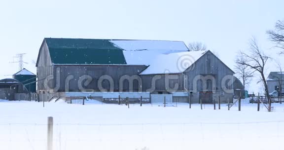 4K超高清旧谷仓轻轻飘落的雪视频的预览图