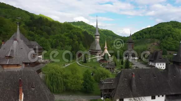 罗马尼亚马拉默斯巴尔萨纳修道院鸟瞰图木教堂联合国教科文组织世界遗产视频的预览图