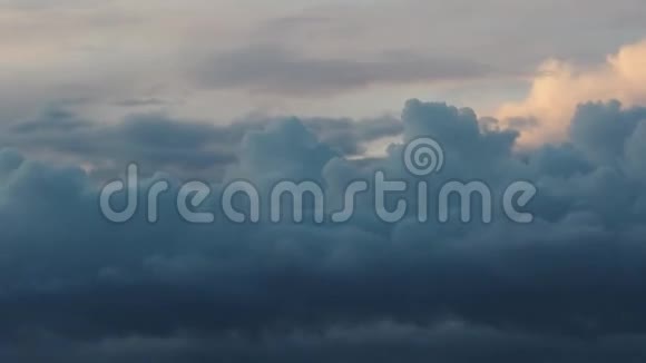 美丽的积云飞过天空黄昏视频的预览图