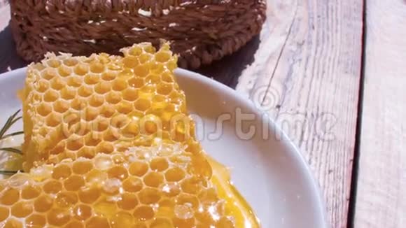 木桌上碗里的蜂巢蜜视频的预览图