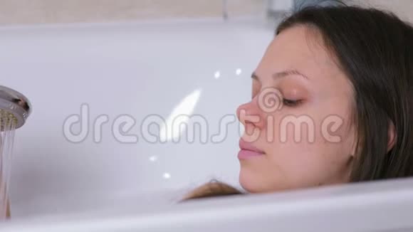 女人正在洗澡她从淋浴中倒出她的身体水特写的脸视频的预览图