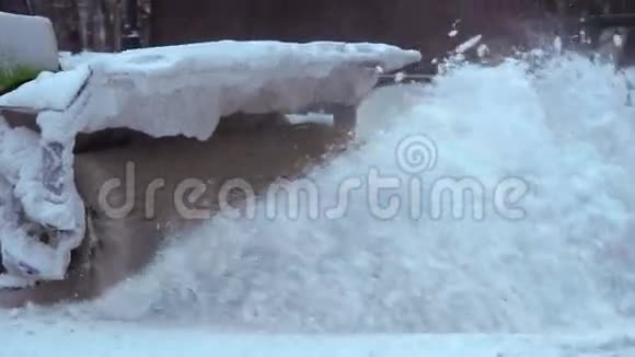 雪机缓慢地清理公园里的跑道视频的预览图