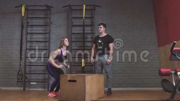交叉健身健身锻炼小组男女健身视频的预览图