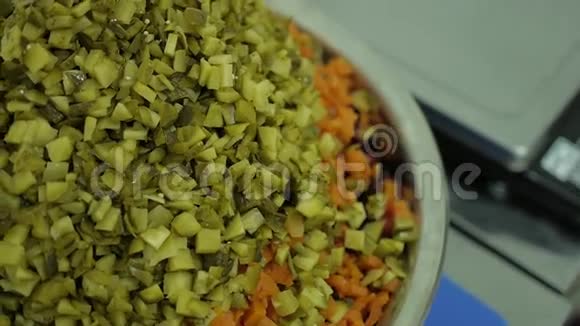 沙拉配有黄瓜胡萝卜和青豆的食材可以在最高的视野中拍摄视频的预览图