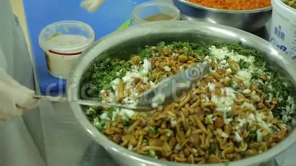 厨师手混合和泡菜沙拉蘑菇和新鲜蔬菜视频的预览图