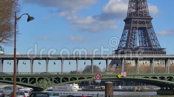 地铁列车埃菲尔铁塔巴黎法国视频的预览图