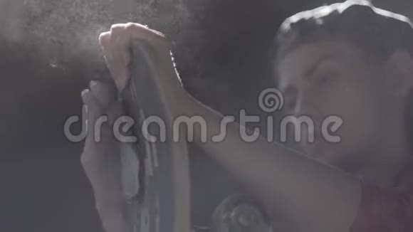 车间里一个女孩用砂纸滑板打磨的特写镜头视频的预览图