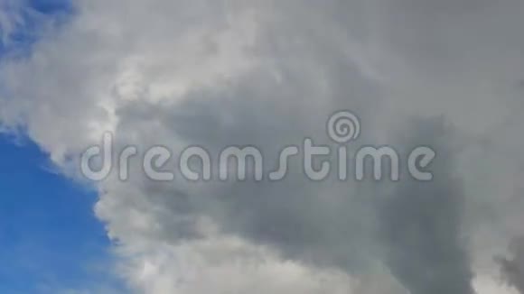 天空中云的移动视频的预览图