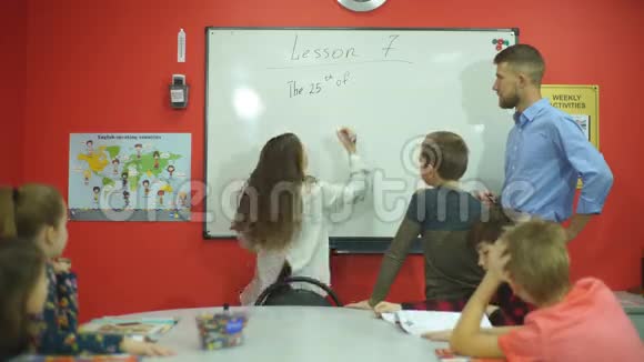 女生在黑板上写日期视频的预览图