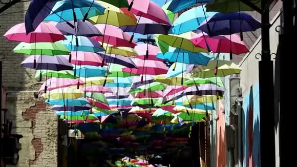 五颜六色的雨伞挂在著名的橘子街巷里视频的预览图