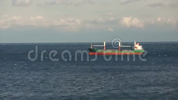 货船从公海启航视频的预览图