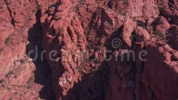 圣乔治犹他州红色悬崖和山脉的空中拍摄视频的预览图