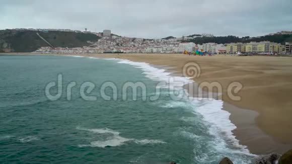 葡萄牙拿撒勒大西洋海岸和沙滩景观视频的预览图