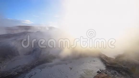 玻利维亚太阳升起时索尔德马纳纳的泥地喷泉视频的预览图